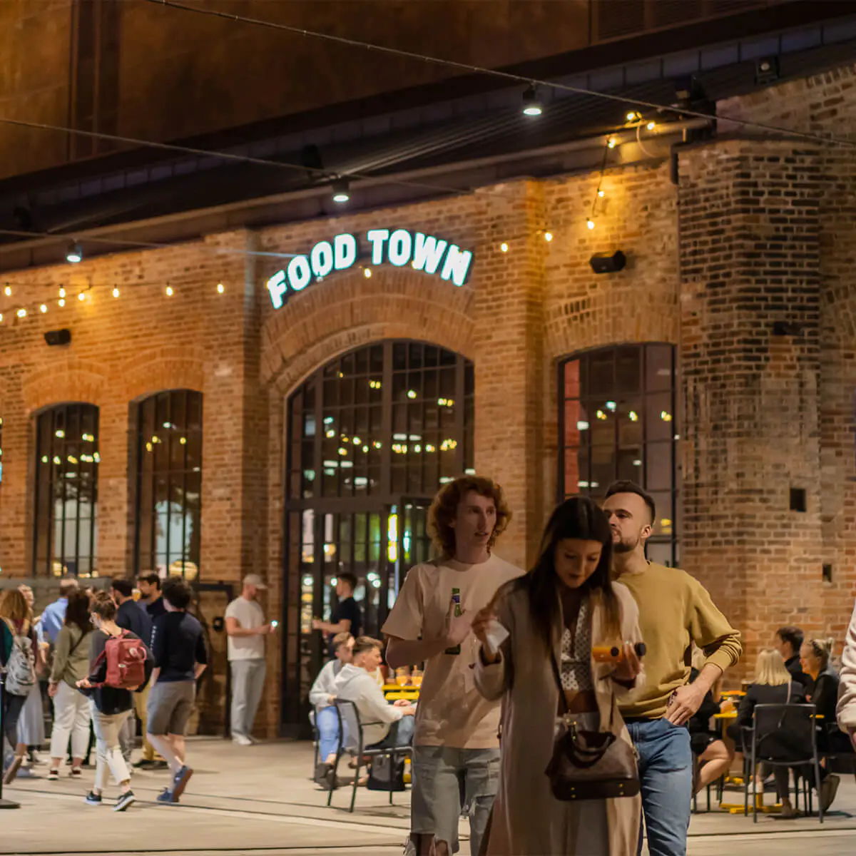 Najlepsze Miejsca na Street Food w Warszawie: Odwiedź Food Town w Fabryce Norblina